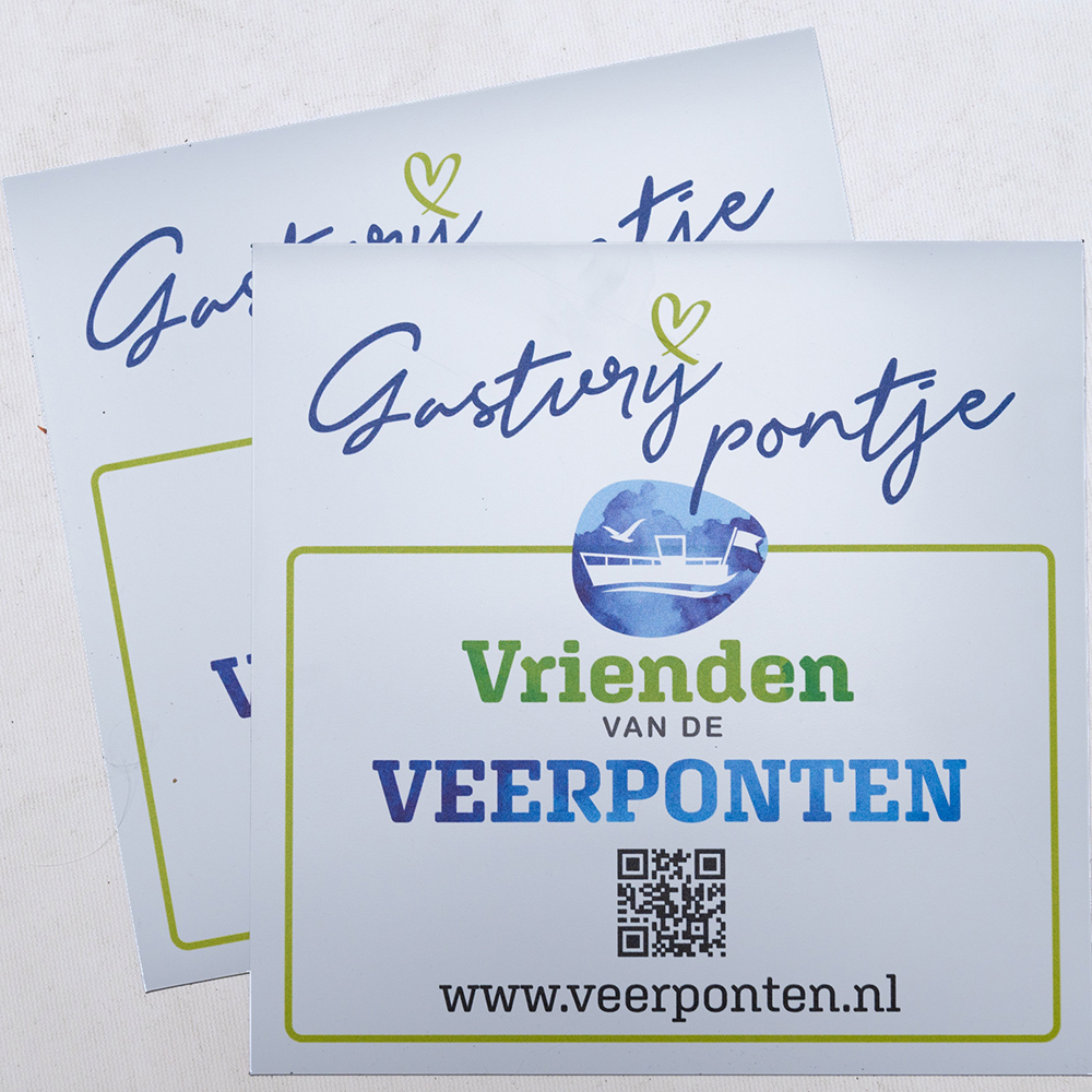 Magneetbord 'Gastvrij Pontje' van Vrienden van de Veerponten, met QR-code