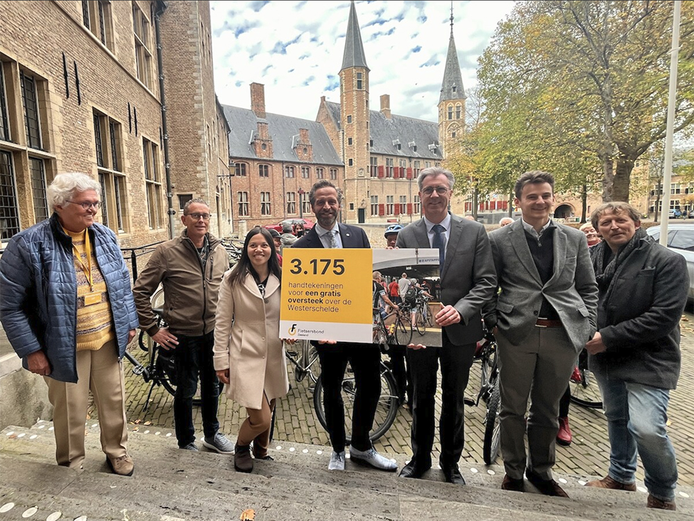 Commissaris van de Koning in Zeeland Hugo de Jonge met de handtekeningen.